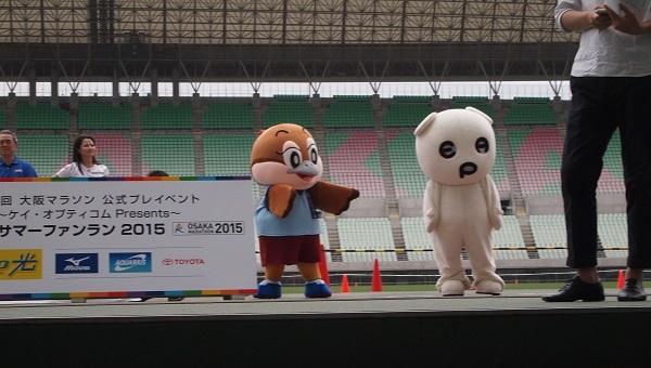 長居スタジアムのピッチに立つ